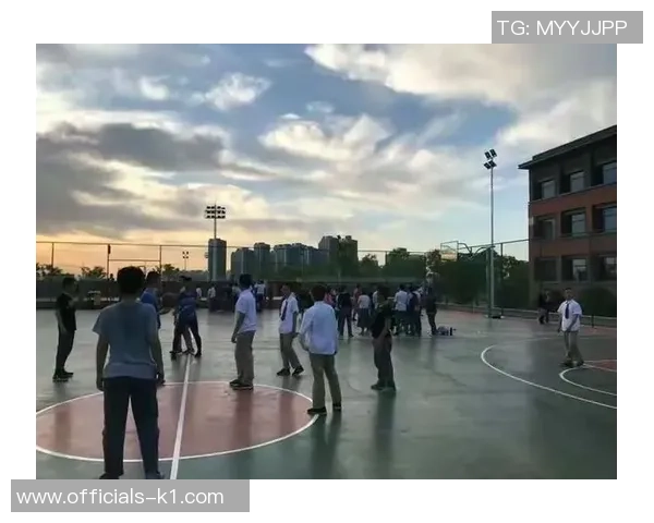 校园一角的足球场见证青春梦想与友谊的交汇时刻